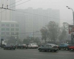 Москва продолжает задыхаться. Людям не хватает масок (видео)