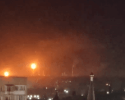 Масштабна пожежа у Саратові: у Генштабі ЗСУ розповіли про нічні удари по НПЗ (відео)