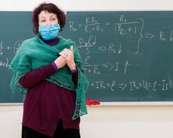 "Сложная ситуация": профсоюз просит отложить отстранение непривитых педагогов