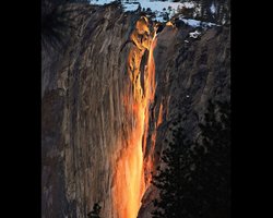 Унікальне видовище: один із найнезвичайніших водоспадів у світі став золотим