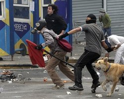 В Афинах анархисты атаковали полицейский участок