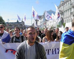 Партия Русский блок провела шествие по центру Киева под российскими и украинскими флагами