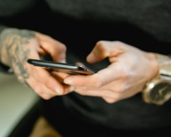 Ввели военную цензуру: в "ДНР" разрешили прослушивать телефоны и читать СМС