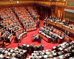 Парламент Италии одобрил непопулярную реформу образования