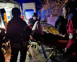 Різдвяна пригода на Київщині: шестеро рятувальників знімали жінку з паркану (фото)