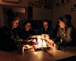 Стрибки напруги та відключення світла в Україні 2025: як це б'є по містах, бізнесу та цінах