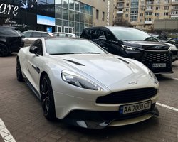 Елегантний і швидкий: у Києві помітили рідкісний британський суперкар (фото)