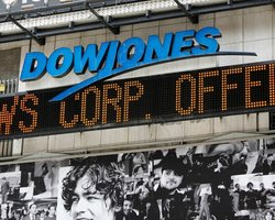 Индекс Dow Jones  с начала года упал на 23,2%. Это худший первый квартал за всю историю