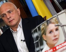 Муж Тимошенко призывает Януковича немедленно освободить его супругу