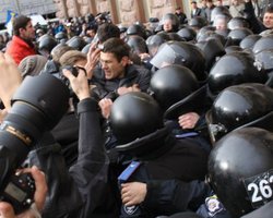 Возле Киевсовета пострадали три милиционера, один госпитализирован