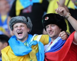 Без флага и с порванной майкой: чем закончилось "братание" фаната из РФ на матче Украина - Швеция (фото, видео)