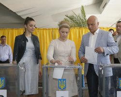 Тимошенко вместе с мужем и дочерью проголосовала в Днепропетровске