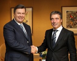 Представители НАТО приглашают Януковича на саммит в Чикаго, но свой визит в Украину отложили