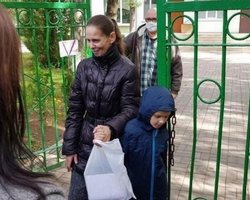 Забрали в приют: протестующие в Минске добились освобождения сына задержанной активистки