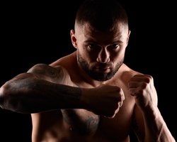 "Потрібна стабільність": український боксер-чемпіон підробляє в Італії водієм на заводі