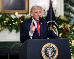 18 часов трансляции и пост для "подонков": Трамп поздравил мир и США с Рождеством