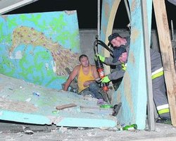 Автомобиль врезался в остановку: пострадали шесть человек