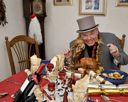 Не знімає прикрас: чоловік святкує Різдво щодня вже 31 рік (фото)