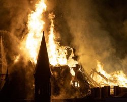 В новогоднюю ночь в Амстердаме едва не сгорела церковь XIX века: она выстояла во второй раз (фото)