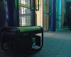 Пенсіонери стережуть генератори: експерт попередив українців про смертельну загрозу (відео)