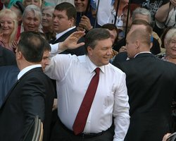 Блогеры: Янукович носит крест "Распятие. Вход благоразумного разбойника в Рай"