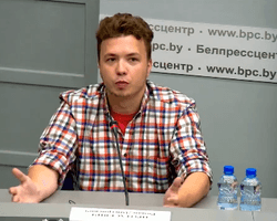 Протасевич появился на брифинге властей Беларуси по ситуации с посадкой самолета Ryanair (видео)