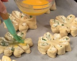 Швидка випічка: рецепт "квітів" із листкового тіста з сиром