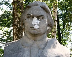 В Киеве повредили памятник Крупской