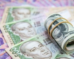 Официально: гривна упала ниже психологической отметки в 28 грн/доллар