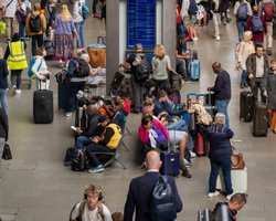 Часами сидел в аэропорту с радиоглушителем: в Польше задержали подозрительного украинца, детали