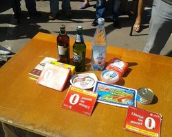 Перед посольством РФ в Киеве активисты жгли российские товары