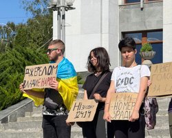 Щонайменше у 17 містах: в Україні відновились протести через закон №12414 (відео)