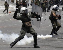 Увольнения учителей в Греции: Полиция силой сдерживает протестующих