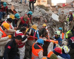 Українські рятувальники показали кадри порятунку першого життя у Туреччині (фото, відео)