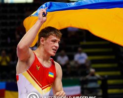 Український борець відвернувся від прапору РФ під час нагородження росіянина (відео)