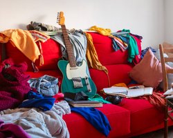 Пара купила дом неугомонного фаната барахолок: что нашли внутри (видео)