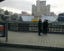 Майдан обнесли металлическим забором