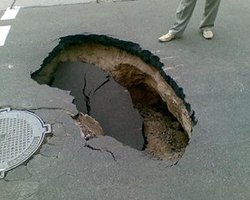 Образовавшаяся яма на дороге парализовала движение трамваев в центре Киева