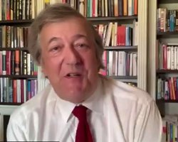 "Вся Беларусь борется за свободу": актер Стивен Фрай обратился к белорусам