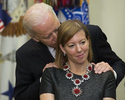 Дело было в 1993 году. Бывшая помощница обвинила Байдена в сексуальных домогательствах