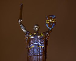 В Киеве энергетики символически подсветили Родину-Мать (фото)