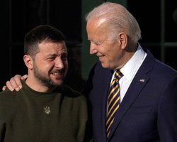 Байден разрешил Украине наносить удары ракетами ATACMS вглубь территории РФ, — NYT
