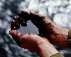 Нефть в мире немного подешевела