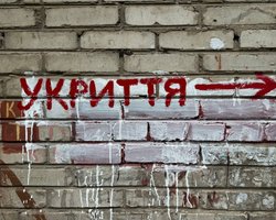 "Зробили все для себе": у Києві під час атаки РФ жінку з дитиною не пустили до укриття (відео)