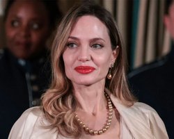 "В'їхала в країну пішки": Джолі не попереджала українську владу про візит, — Politico