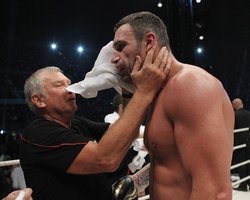Нейрохирург посоветовал Виталию Кличко немедленно бросить бокс
