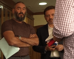 Двух нападавших на журналистов в "Укрэксимбанке" восстановили в должностях