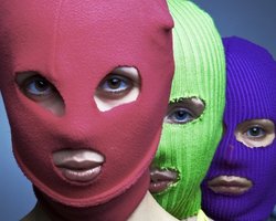 Pussy Riot выбежали на поле во время финального матча ЧМ