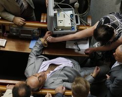 Регионала вынесли на носилках из зала Верховной Рады