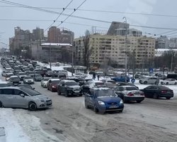 Транспортный коллапс в Киеве: из-за непогоды столица стала в пробках (видео)